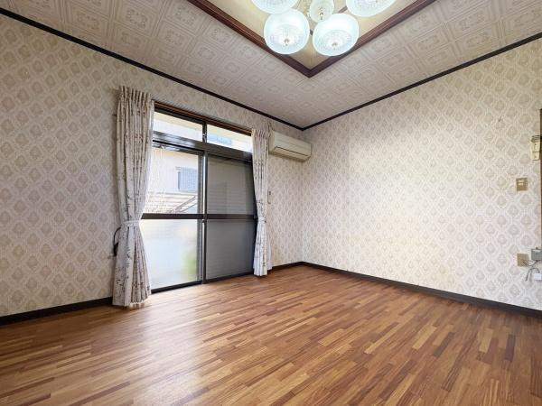 緑が丘4丁目中古の居間・リビング|大きな窓から自然光が差し込みます。落ち着いた色合いのフローリングが空間を引き締めます。シンプルな壁紙で家具のレイアウトがしやすい仕様です。