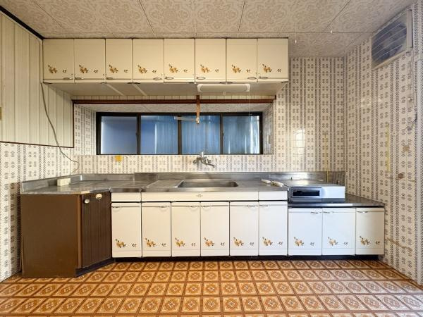 緑が丘4丁目中古のキッチン|収納スペースが豊富なキッチンです。広めの作業台が確保されており使い勝手にも配慮されています。窓からの採光で明るい雰囲気が広がります。レトロなデザインが印象的な空間です。