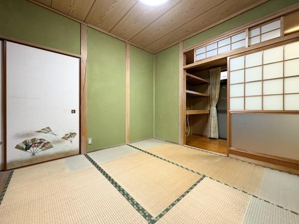 緑が丘4丁目中古の和室|和の趣を感じる落ち着いた空間です。畳や障子が調和し心地よい雰囲気を演出しています。伝統的な雰囲気の和室はさまざまな用途に活用できます。丁寧に手入れされた室内が印象的です。