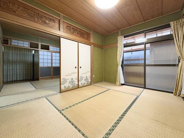 緑が丘4丁目中古の和室|和の雰囲気を感じる落ち着きのある空間です。障子やふすまのデザインが魅力的です。広々とした畳が特徴的で開放感があります。採光性も良く明るい雰囲気です。細やかな木の細工がアクセントになっています。