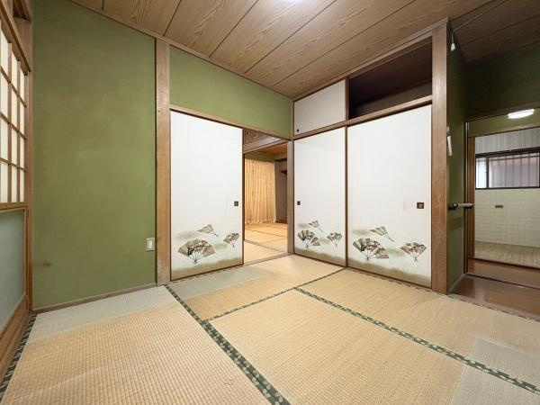 緑が丘4丁目中古の和室|和の趣が漂う落ち着いた空間です。障子や襖のデザインがシンプルで和室ならではの雰囲気を大切にした造りになっています。広々とした畳の間取りが魅力です。木の温もりが感じられ使い勝手の良い収納も備えています。