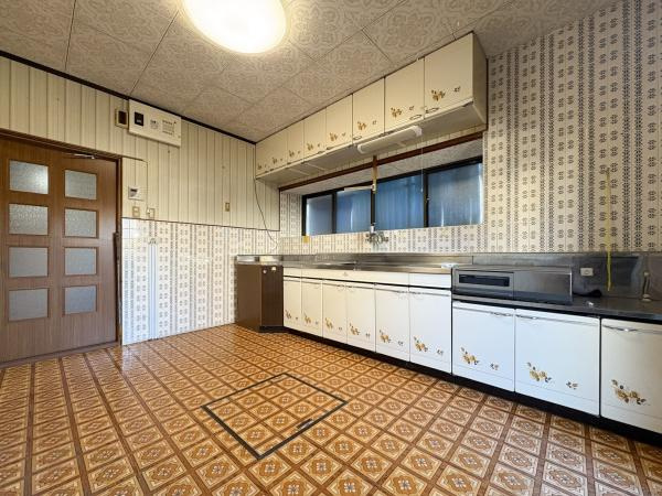 緑が丘4丁目中古のキッチン|レトロな雰囲気が魅力のキッチンです。収納が豊富で整理整頓がしやすい設計となっております。窓が多く採光も確保されています。広々とした空間で使い勝手が良いレイアウトです。