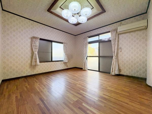 緑が丘4丁目中古の居間・リビング|二面採光で室内全体が明るく感じられます。フローリングの色味が落ち着いた印象を与えます。