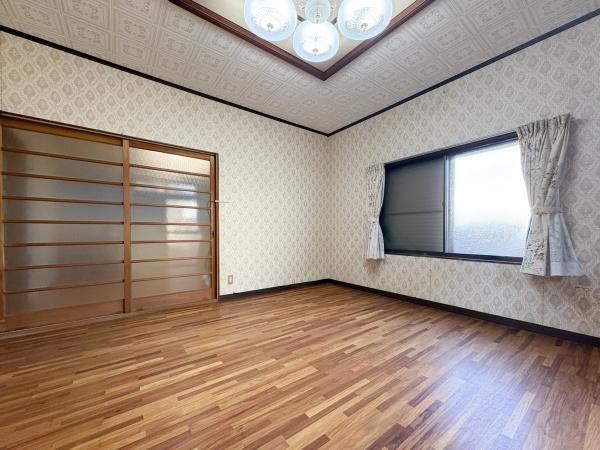 緑が丘4丁目中古の居間・リビング|明るい採光が差し込むリビング空間です。広々としたフローリングが印象的です。