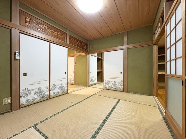 緑が丘4丁目中古の和室|伝統的な雰囲気が漂う和室です。美しい襖絵が空間に趣を添えています。天井や柱など細部まで和の意匠が施されています。落ち着いた色合いが印象的です。