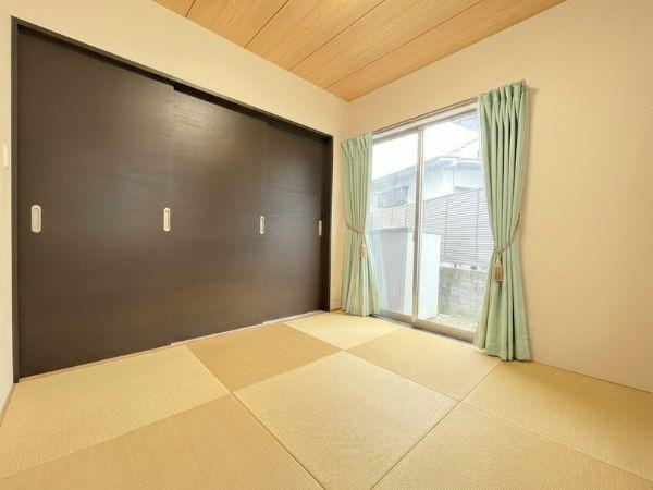 大字森　戸建ての和室|落ち着いた色合いの畳が心地よい空間を演出しています。大きな窓からは自然光がしっかりと入ります。天井の木目調デザインがアクセントになっています。収納スペースも確保されています。