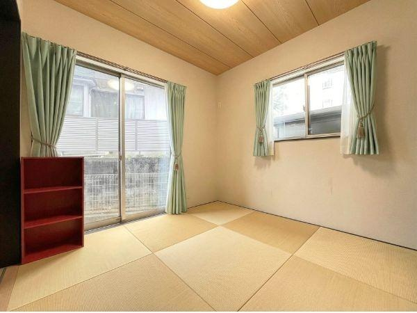 大字森　戸建ての和室|大きな窓からたっぷりと自然光が入る明るい和室です。畳のやさしい色合いが落ち着いた雰囲気を醸し出します。二面採光で通風も確保されています。