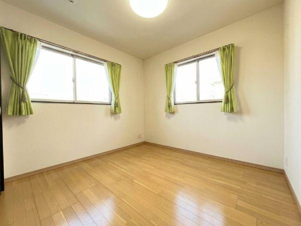 大字森　戸建ての洋室|二面に窓があり採光に優れた洋室です。壁と床の色合いが明るくすっきりとした印象です。天井照明が設置されており室内が明るく感じられます。床材はお手入れがしやすく清潔感があります。