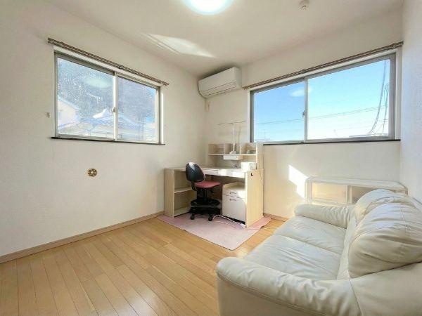 大字森　戸建ての洋室|明るい日差しが差し込む洋室です。二面採光で室内がとても開放的です。ゆとりある空間で使い勝手も良好です。