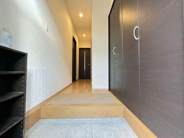 大字森　戸建ての玄関|玄関にはシンプルで落ち着いた雰囲気が広がっています。ゆったりとしたスペースで動線も確保されています。収納も豊富なので整理整頓に便利です。清潔感のあるタイル床は手入れがしやすいです。