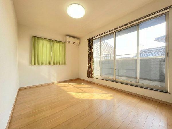 大字森　戸建ての洋室|大きな窓から光がたっぷりと差し込む明るい洋室です。シンプルな内装でお好みのレイアウトが楽しめます。床は木目調で清潔感があります。