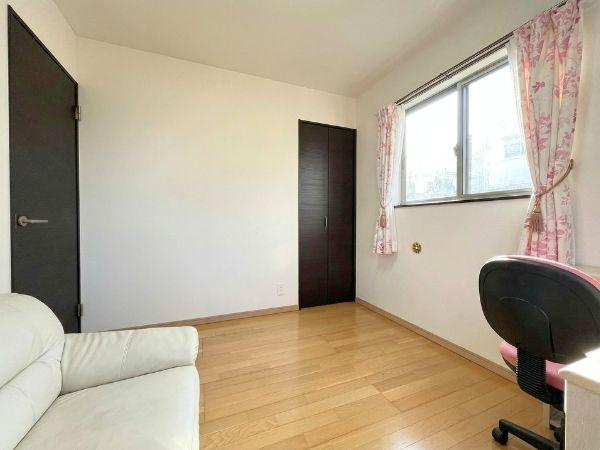 大字森　戸建ての洋室|明るい光が差し込む洋室です。収納スペースも備わっておりお部屋をすっきりと保てます。全体的に開放感を感じられる空間です。