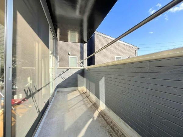 大字森　戸建てのバルコニー|開放感のあるバルコニーで明るい日差しが差し込みます。奥行きがしっかりあり無駄のないシンプルな造りが印象的です。手すりがしっかりしていて安心感があります。