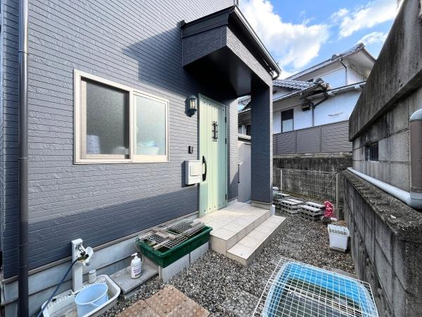 大字森　戸建てのその他|シンプルな外観と落ち着いた色合いが特徴の玄関です。段差には手すりも設置しやすい構造となっています。窓からは十分な明るさが確保されており機能的な外回りです。