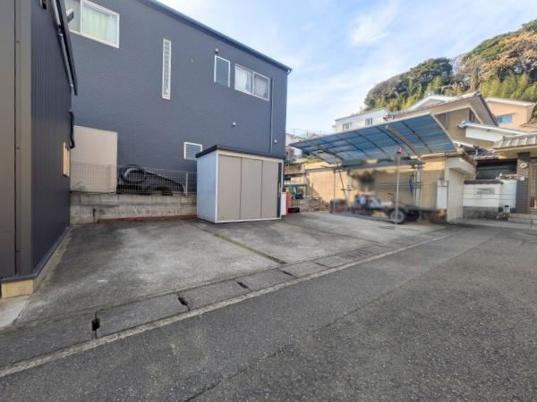 大字森　戸建ての駐車場|ゆったりとしたスペースの駐車場で車の出し入れもスムーズに行えます。敷地内に物置が設置されており収納にも便利です。周囲の建物との間隔も確保されていますので駐車時も安心してご利用いただけます。