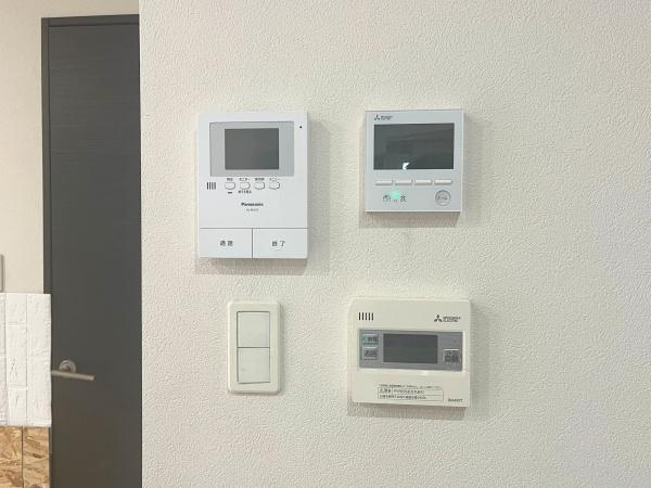 大字森　戸建ての内装|操作ボタンがすっきりと配置されており使いやすい印象です。各種設備が集約されているため利便性にも配慮されています。