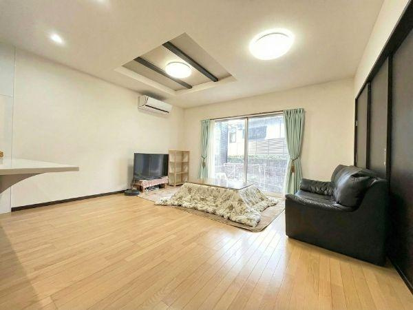 大字森　戸建ての居間・リビング|広々としたリビングが特長で床や窓際まで開放感があります。大きな窓から自然光がしっかり入ります。シンプルな内装で落ち着いた空間です。