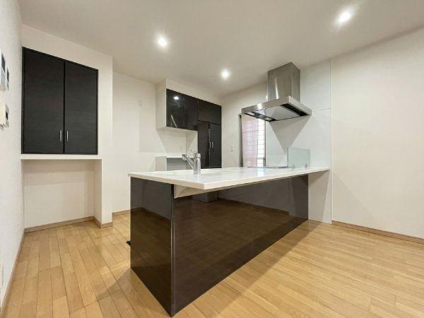 大字森　戸建てのキッチン|広々とした空間が魅力的なキッチンです。シンプルでモダンなデザインが印象的です。収納スペースもしっかり確保されています。作業スペースにゆとりがあります。