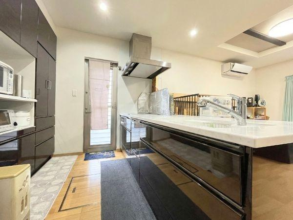 大字森　戸建てのキッチン|十分な収納スペースを備えたキッチンです。広々とした作業台で調理がしやすい設計となっています。