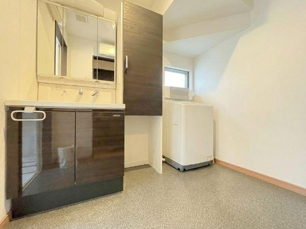 大字森　戸建ての独立洗面台|洗面台・洗面所は広々とした空間で収納力のある洗面台が設置されています。明るい採光で清潔感があります。実用的な配置で使いやすさが感じられます。