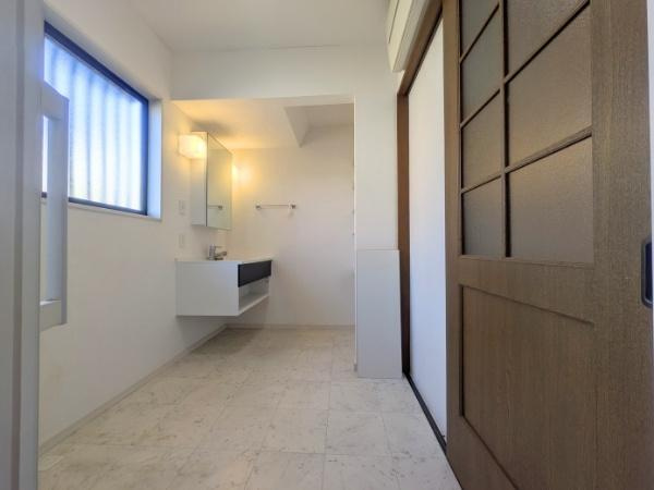 常行　戸建ての独立洗面台|洗面所も広々としていますね