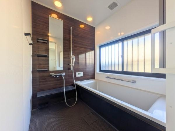 常行　戸建ての浴室|落ち着いた色合いの浴室