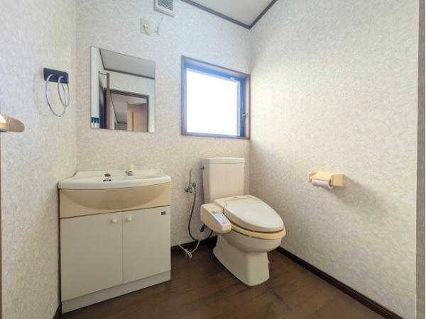 常行　戸建てのトイレ|2階トイレは洗面台付き