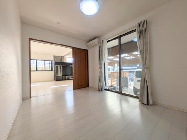 常行　戸建ての洋室|リビングに続く6帖の洋室