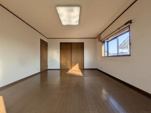 常行　戸建ての洋室|2階10畳の洋室
