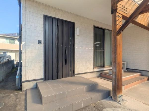 常行　戸建ての玄関|外玄関