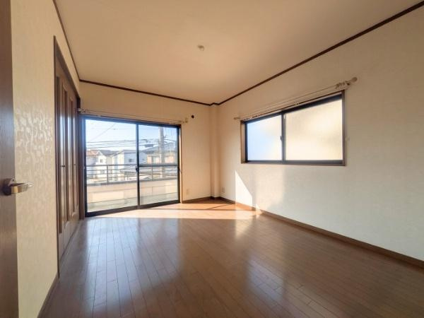 常行　戸建ての洋室|2階の収納付きの洋室