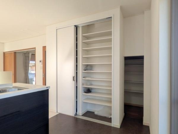 常行　戸建ての収納|扉付きのパントリー