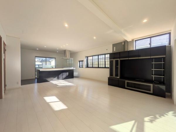 常行　戸建ての居間・リビング|約22.5帖の広々リビング