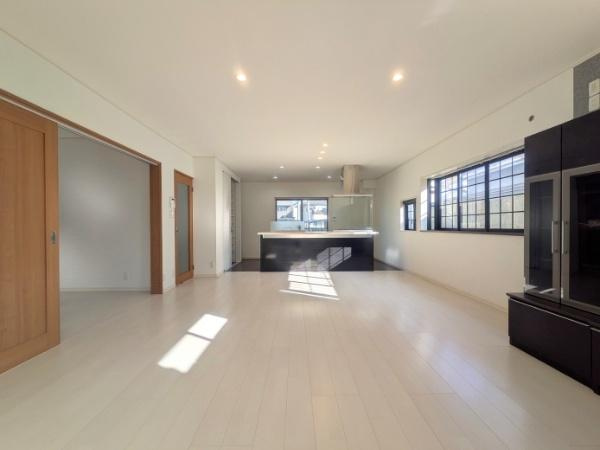 常行　戸建ての居間・リビング|縦型LDKでコミュニケーションも弾む♪