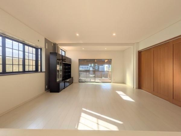 常行　戸建ての居間・リビング|キッチンからリビングが見渡せます