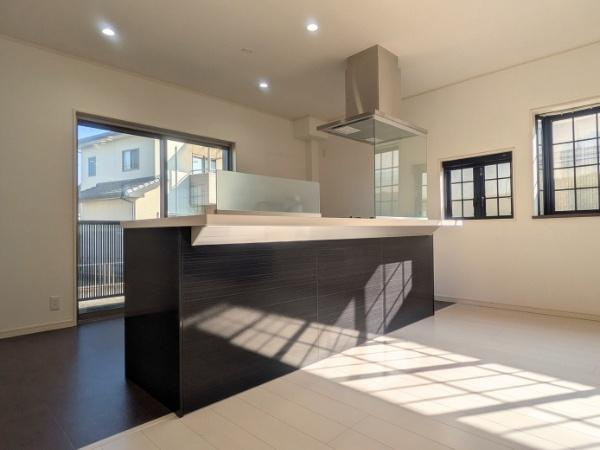 常行　戸建てのキッチン|おしゃれなアイランドキッチン