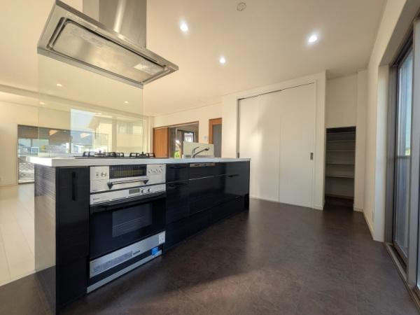 常行　戸建てのキッチン|キッチン床は汚れの目立たない色で安心