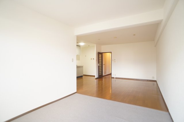 オーブラン学園前の居間・リビング