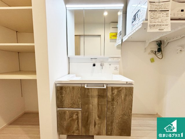 20(祝)21(土)22(日)現地説明会開催中　奈良市大安寺の独立洗面台|清潔感のある洗面台です。フラットな鏡は掃除がしやすく毎日清潔！鏡裏には収納があるのでスッキリとした洗面台が保てます。