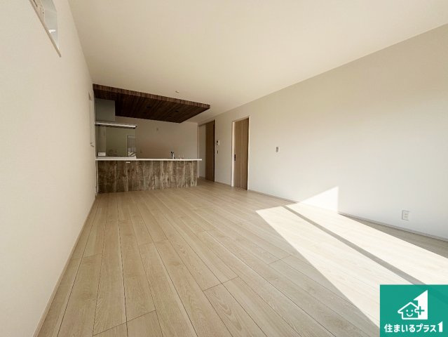 20(祝)21(土)22(日)現地説明会開催中　奈良市大安寺の居間・リビング|日当たり良好の明るいリビングで朝の目覚めもスッキリできそう！対面キッチンでご家族のコミュニケーションも自然と増える設計！小さなお子様が遊ぶスペースを作っても広々とくつろげるLDK！