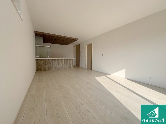 20(祝)21(土)22(日)現地説明会開催中　奈良市大安寺の居間・リビング|シンプルなリビングは、観葉植物等のインテリアを楽しめますね！パパ好みにも、ママ好みにも家具次第で雰囲気を変えることができます！