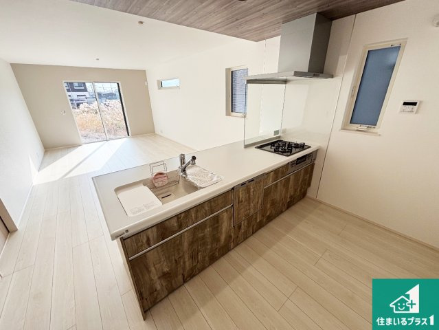 20(祝)21(土)22(日)現地説明会開催中　奈良市大安寺のキッチン|リビングと統一感があり、使い勝手のいいキッチン。広々としているので、二人並んで作業が出来ちゃいます。お子様と一緒に色々なお料理に挑戦できるスペースがあります。