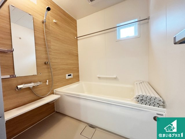 20(祝)21(土)22(日)現地説明会開催中　奈良市大安寺の浴室|足をゆったり伸ばして寛げる浴槽です。窓が設けられていますので差し込む光が明るく穏やかな雰囲気にしてくれます♪浴室乾燥機も設置しているので、雨の日の洗濯物も安心です♪