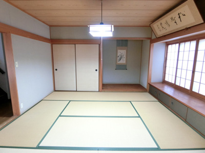 【和室】 | 【インスペクション実施済】中古一戸建　玉島　4LDK | 1階の8帖と6帖、合わせて14帖もの広さを誇る続き間和室は、この邸宅の大きな魅力です。襖を開け放てば、大人数が集まる法要や親戚の集まり、お正月のお祝い事なども余裕を持って執り行えます。