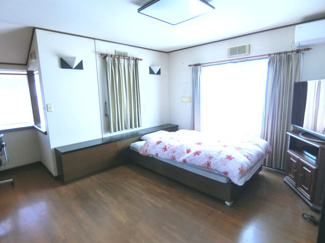 【洋室】 | 【インスペクション実施済】中古一戸建　玉島　4LDK | 2階には、大型ベッドを置いても余裕たっぷりの10.5帖の主寝室をご用意。南側の広いルーフバルコニーに直結しており、朝の光を浴びながらリフレッシュできる開放的な空間です。