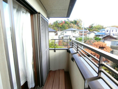 【バルコニー】 | 【インスペクション実施済】中古一戸建　玉島　4LDK | 南に面したバルコニーでお布団もしっかり干せます。