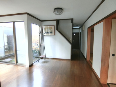 【玄関】 | 【インスペクション実施済】中古一戸建　玉島　4LDK | 開放感あふれるホールが広がります。ゆとりある幅と奥行きを活かした空間設計。
住まいの顔にふさわしい品格があります。