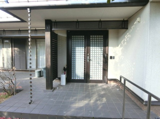 【玄関】 | 【インスペクション実施済】中古一戸建　玉島　4LDK | 玄関先に長く張り出した軒は、意匠性だけでなく実用性も抜群です。雨の日の帰宅時も、濡れるのを気にせず落ち着いて鍵を開けたり、濡れた傘を畳んだりできる「ゆとり」があります。