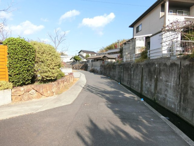 【前面道路含む現地写真】 | 【インスペクション実施済】中古一戸建　玉島　4LDK | 前面道路は東側、幅員4mの公道です。