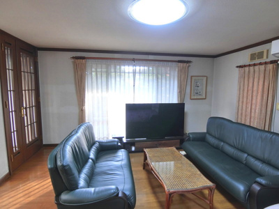 【居間・リビング】 | 【インスペクション実施済】中古一戸建　玉島　4LDK | 南側の主庭と、中央の「坪庭」の両方に面した、光あふれる贅沢なリビングです。